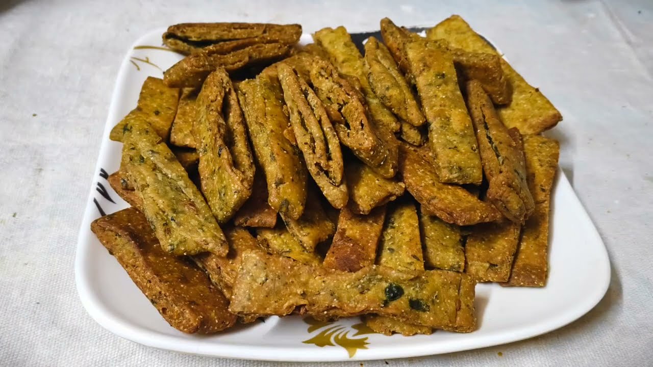Winter special methi mathri Ghar per banaen aur  puri family ke sath khayen # methi mathri recipe #