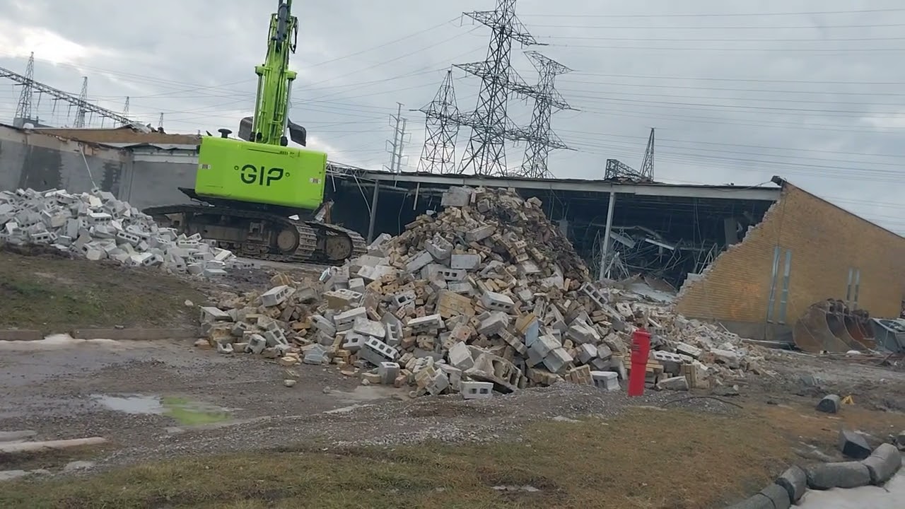 GIP-GFL DEMOLITION DEERE 650D ACTION CONTINUES OVERLEA BLVD TORONTO JAN 9/2026 PART #4