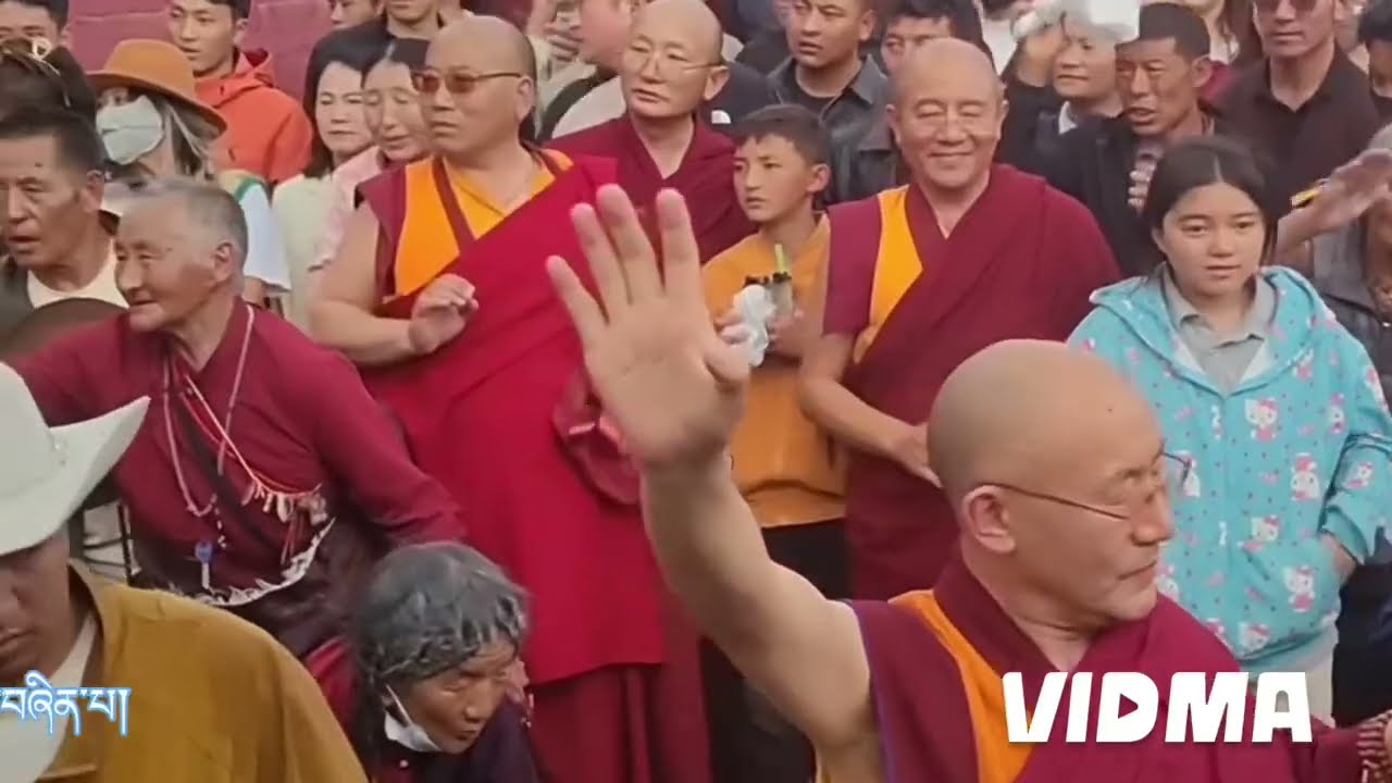 སྲས་མོ་མཆོག་དགོན་སྡེ་ཁག་ཏུ་མཆོད་མཇལ་ལ་ཕེབས་བཞིན་པ།