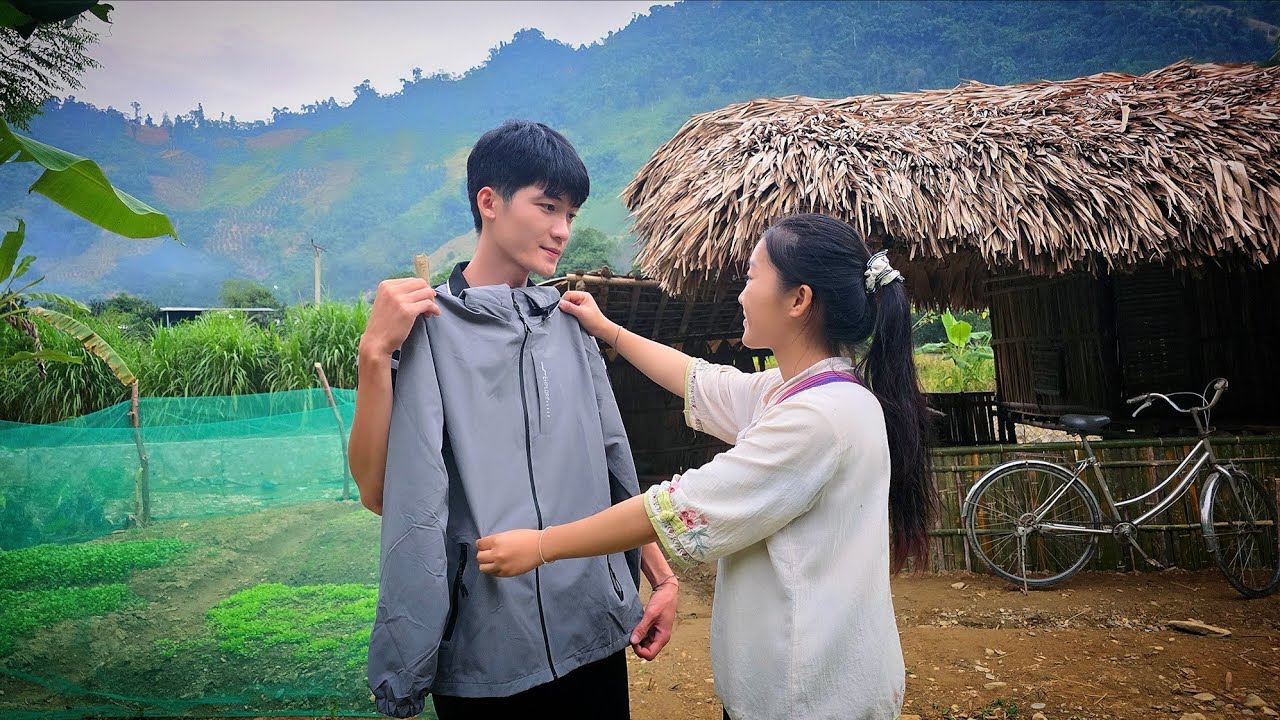 Ngoc was very surprised and happy to receive Hely's gift || Ly Tieu Hely