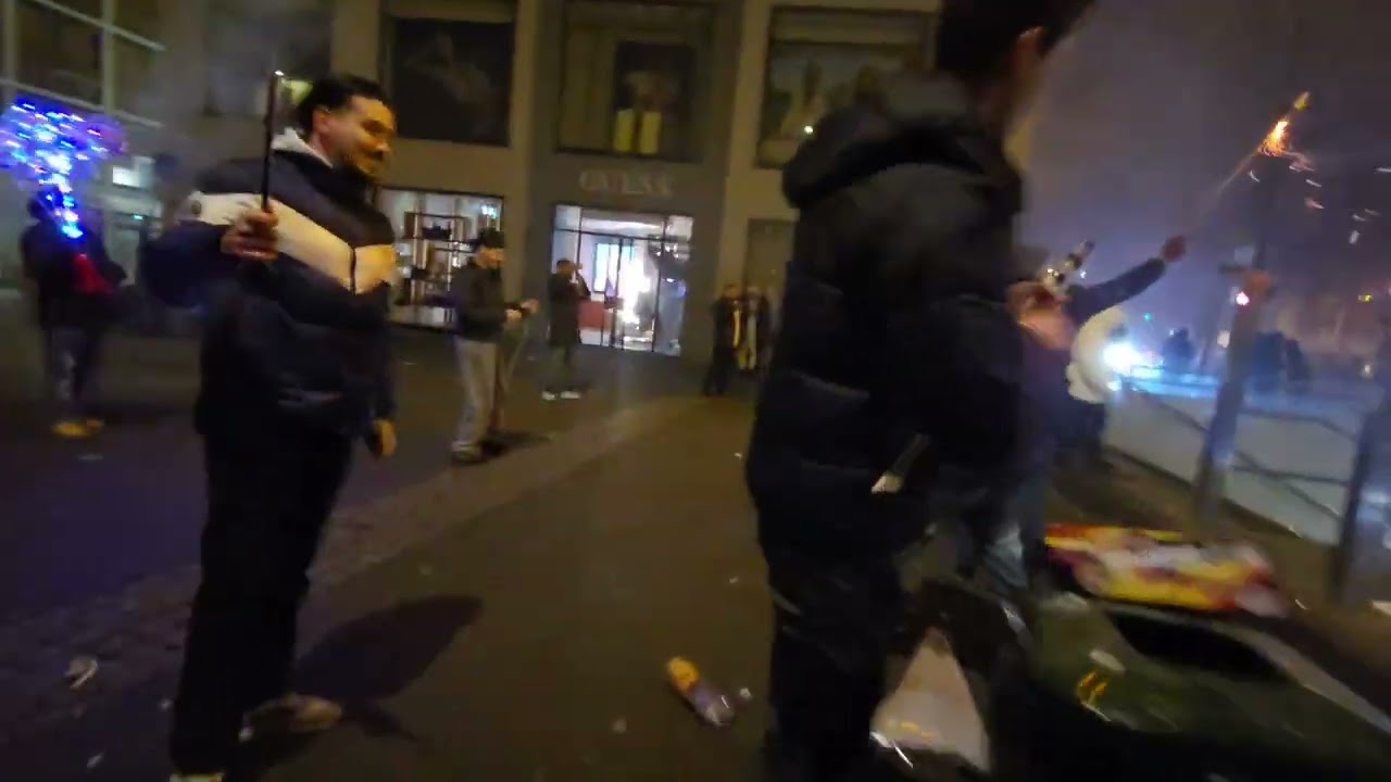 SILVESTER in DÜSSELDORF - Verbotene (F4 BÖLLER) {Königsallee} 2026 !!! Deutschland !!! Feuerwerk !