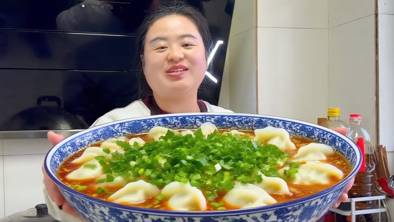 儿子想吃饺子，老公立马做好准备工作，酸汤饺子吃下再也不怕冻耳朵了！