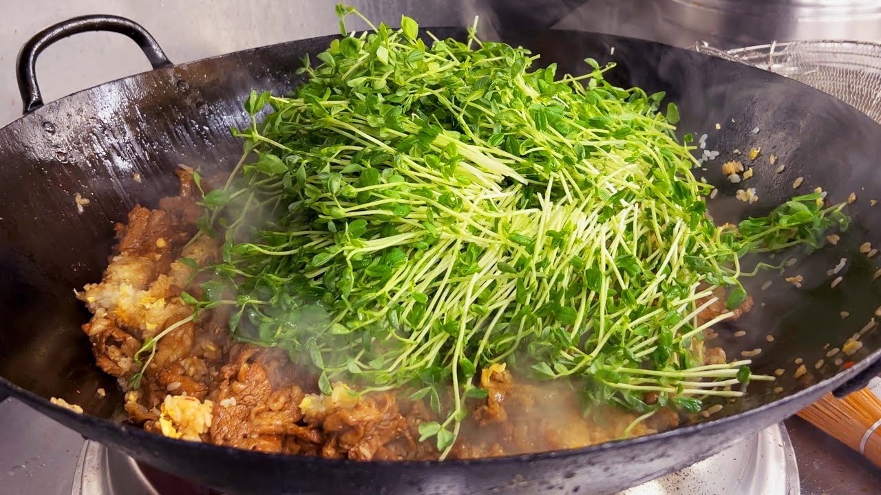 めし５割・牛肉４割・豆苗１割なチャーハン　50% rice/40% beef/10% soybean sprouts of fried rice