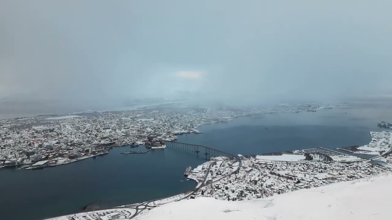 Troms&oslash; vu de la montagne Storsteinen &agrave; proximit&eacute; du t&eacute;l&eacute;ph&eacute;rique Fjellheisen