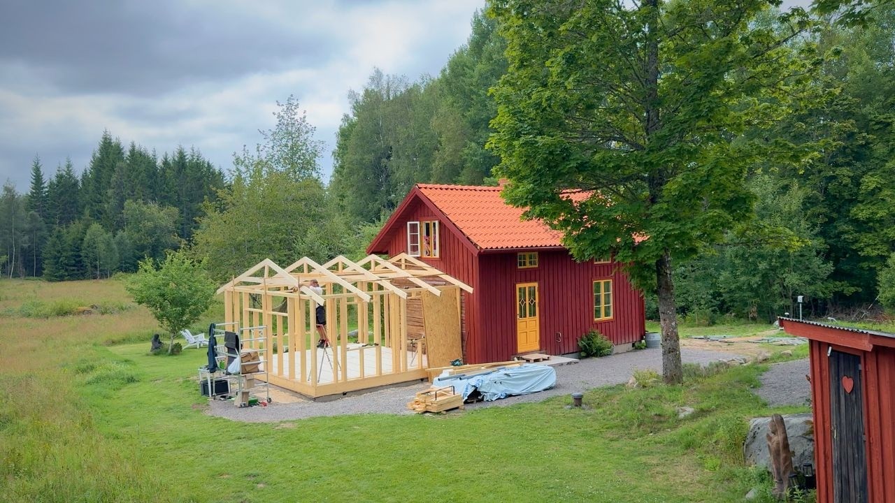 Hausumbau in Schweden | Dachstuhl drauf & Besuch