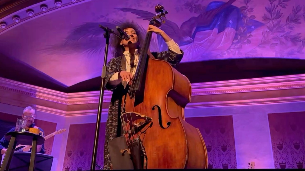 Esperanza Spalding | Cais
