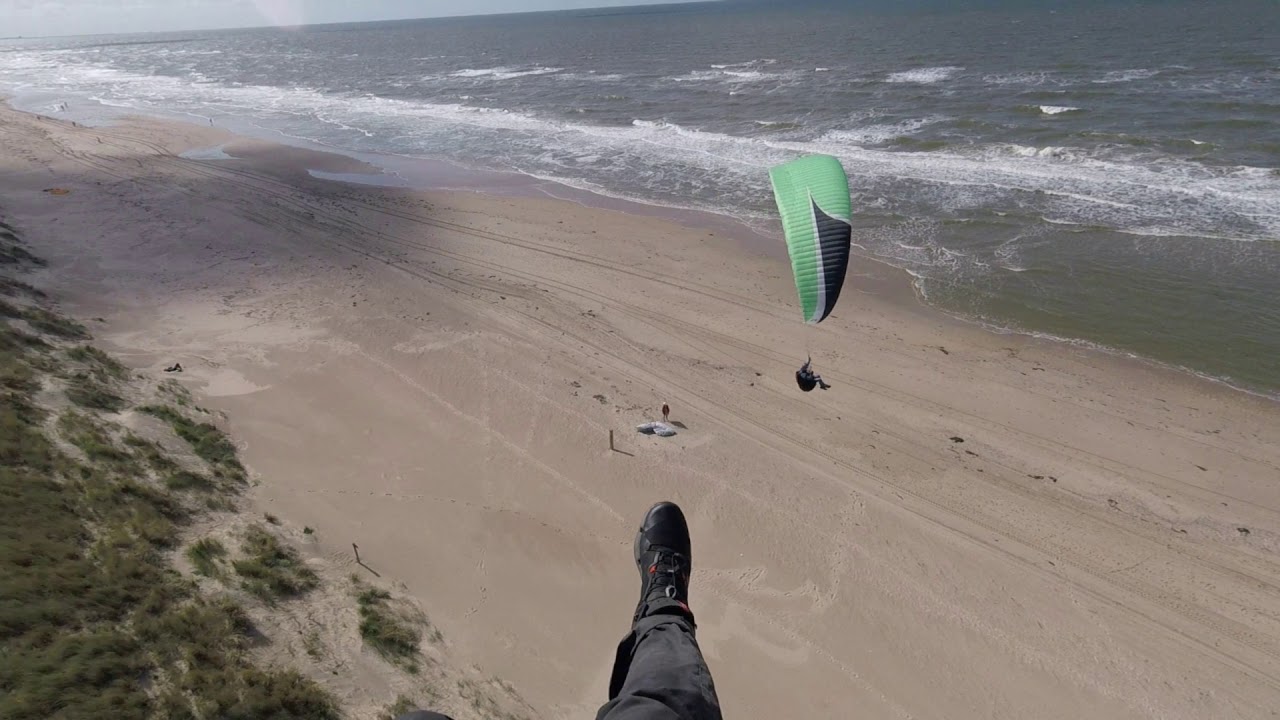 Mit dem Gleitschirm an der Düne in Holland. 15. September 2018