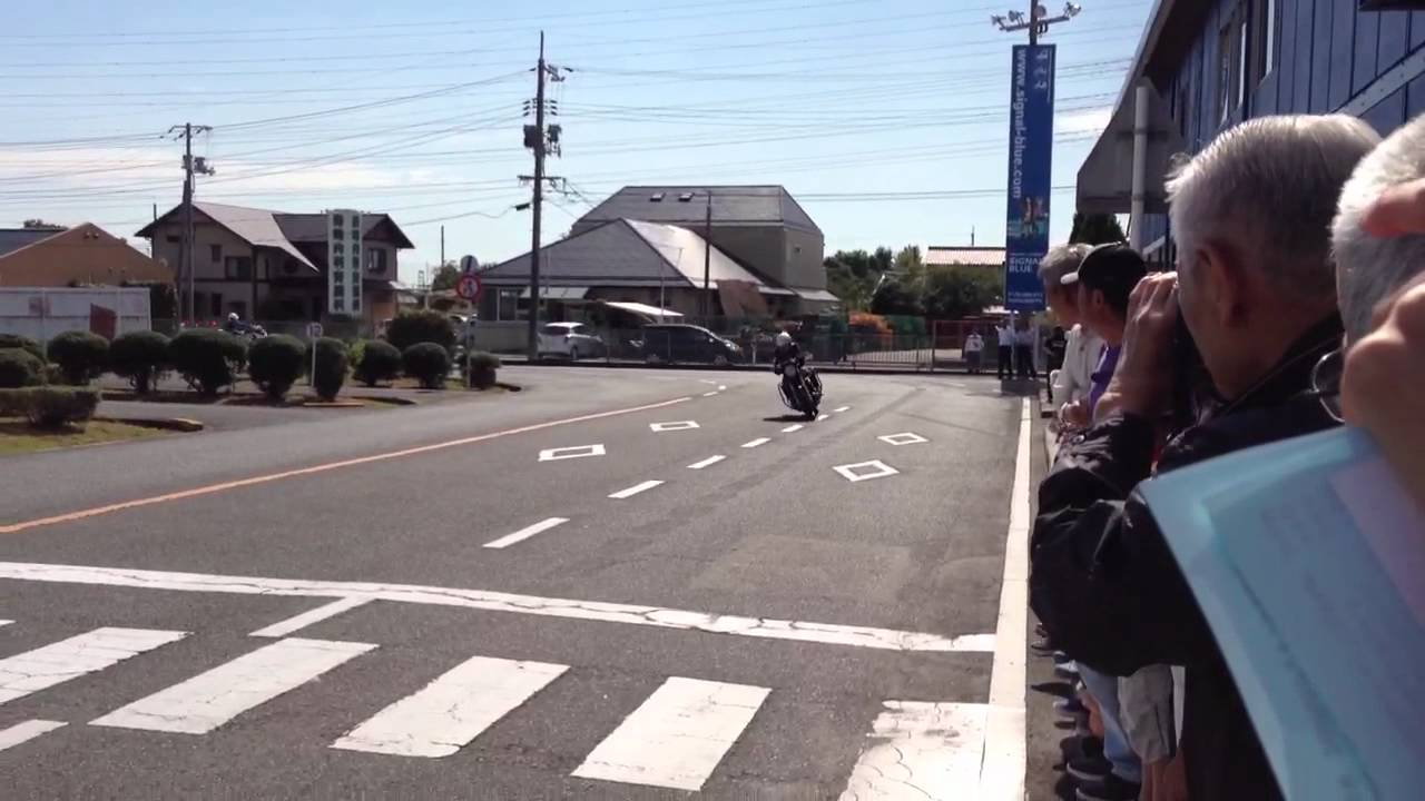 制止を振り切り逃走する中型バイク！緊急発進する白バイ！