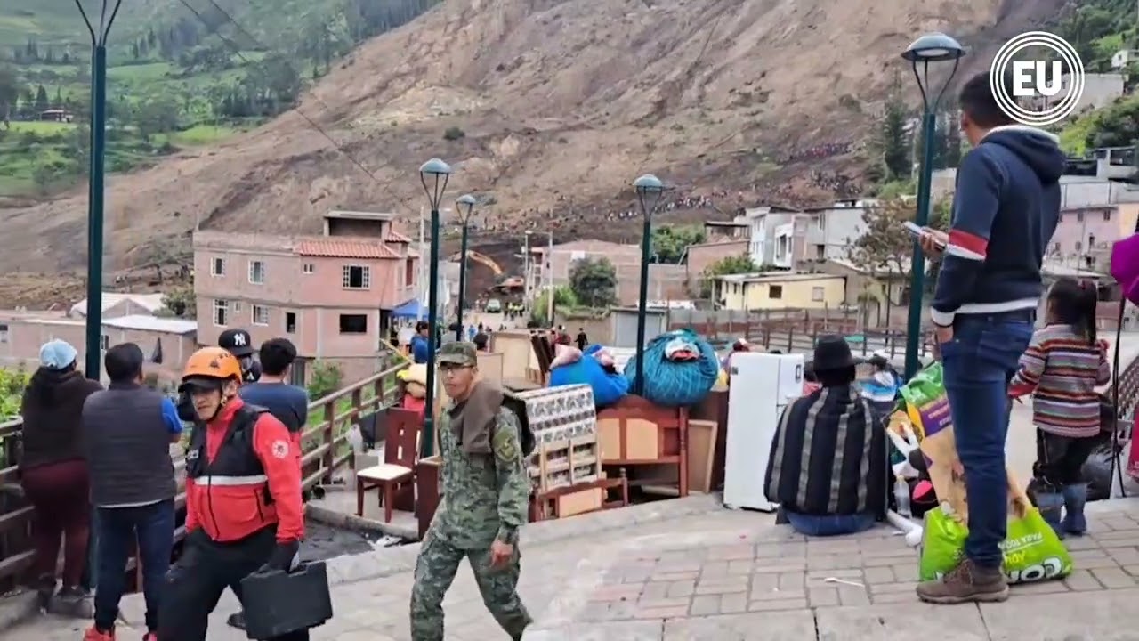 En Alausí, maquinaria pesada ingresa a zona de la tragedia