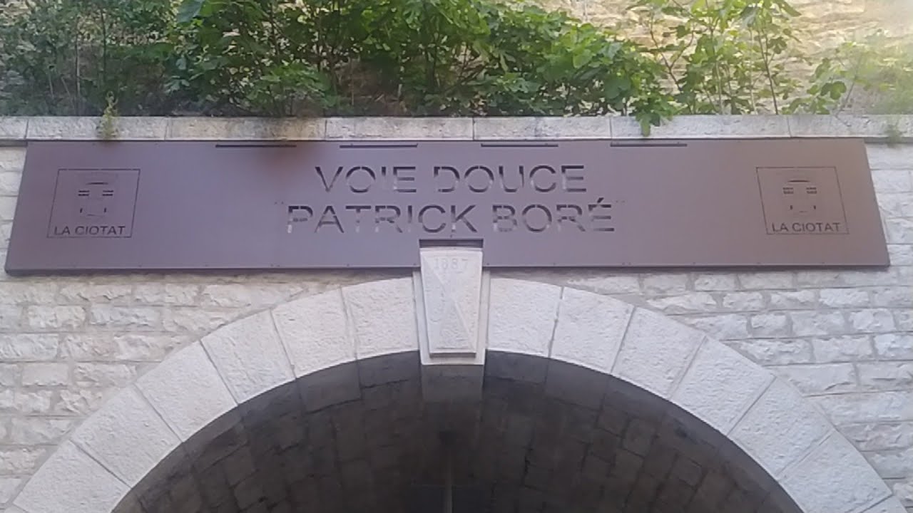 Exposition dans le tunnel de la Voie Douce de Patrick Bor&eacute; &agrave; La Ciotat.