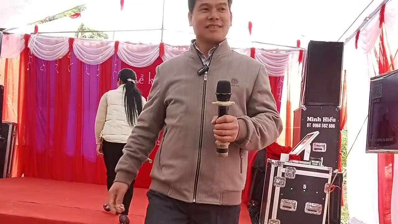 Hoàng ngọ kin lấu luc Sài hát chào đón khách kĩ khăm pi ơi thinh nơ.