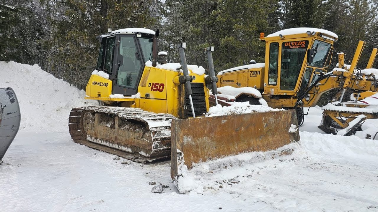 Купили бульдозер New Holland D 150 и устанавливаем отвал.
