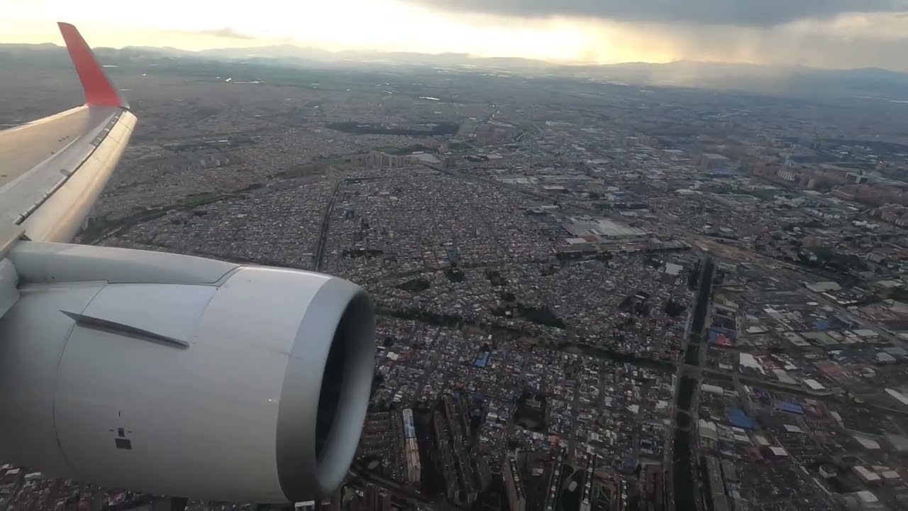 LATAM B767-300ER Bogota Rwy 32R landing - overflying the city. 