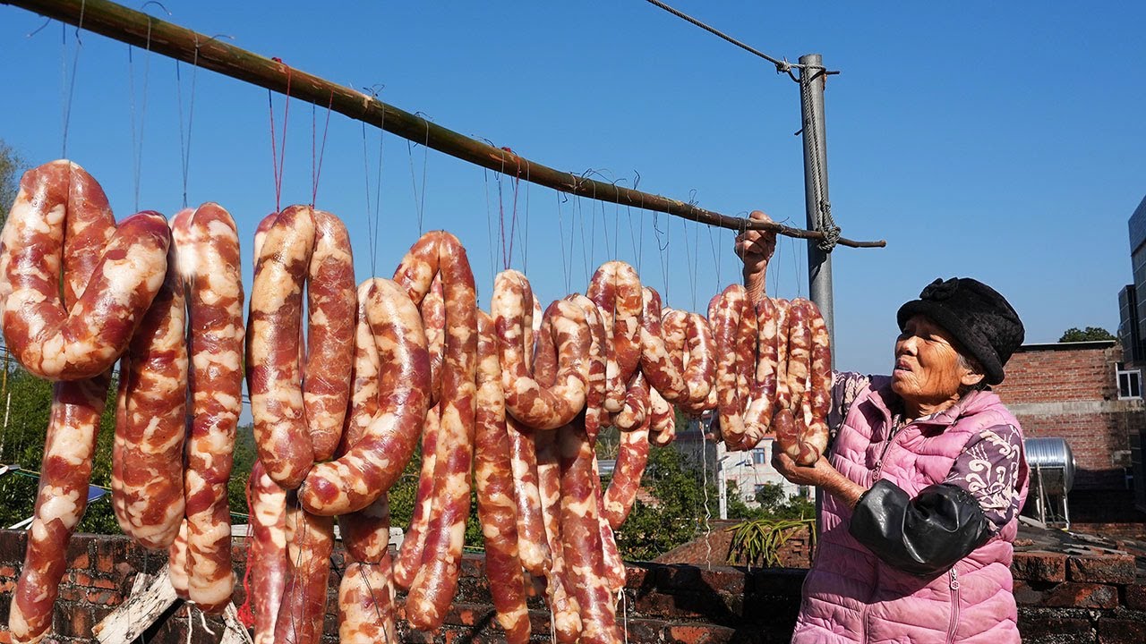 掛滿竹竿的年味，阿婆一次做了30斤，閨蜜都搶著吃Preserving pork by stuffing it into sausages |#腊肠 #香肠 #香肠派对  | 玉林阿婆