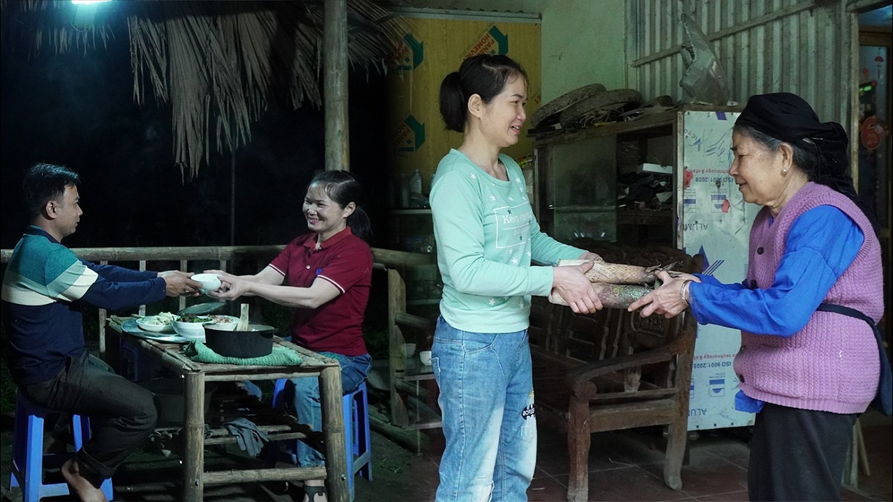 Thủy gave bamboo shoots to Chuc's mother, then invited Chuc to her house for dinner.