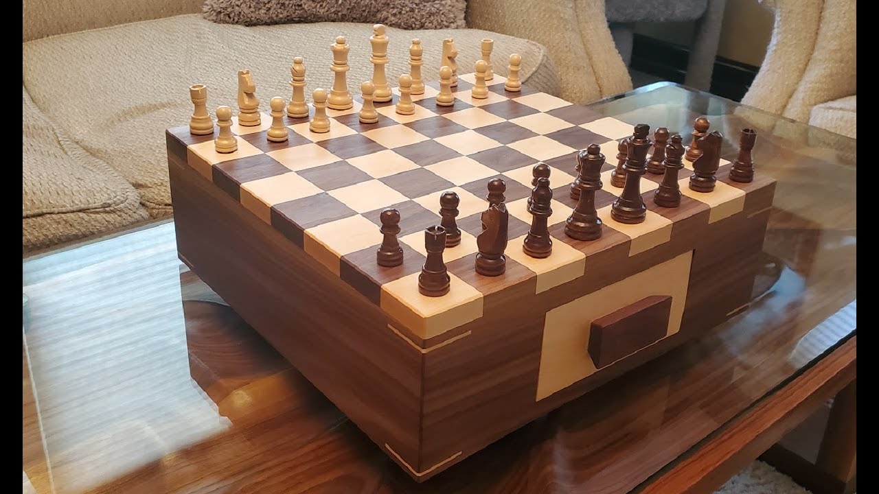 Шахматная доска с ящиками для фигур