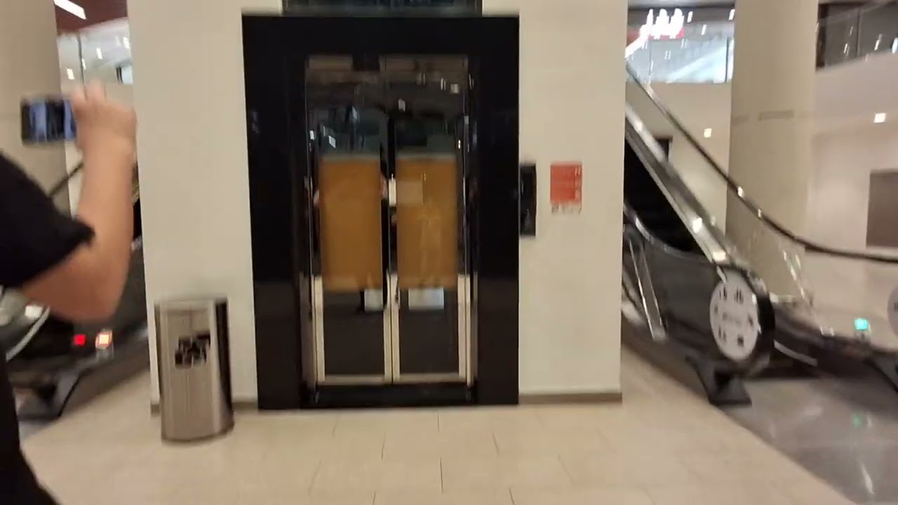 Sanyo elevator at the Dana mall In manama.