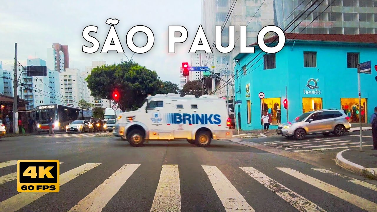 Dirigindo pela Avenida Pompéia na Pompéia em São Paulo, Brasil