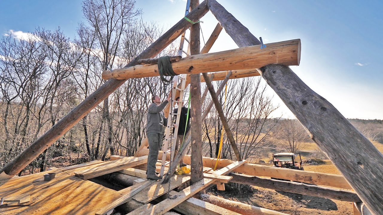 Building Off Grid Log Cabin / Lifting The Roof Trusses
