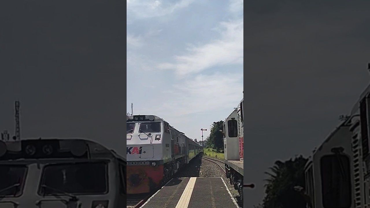 Saling Menyapa Antar Masinis KA Lokal Penataran #keretaapi #penataran #masinisramah #stasiunpakisaji