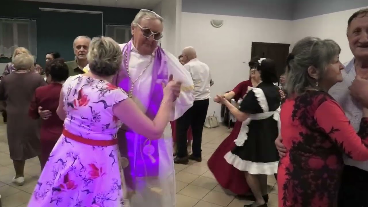 Ale ciekawy gość zawitał do Białej Rawskiej i bujał w gondoli z Kapelą Piotra Bińkowskiego