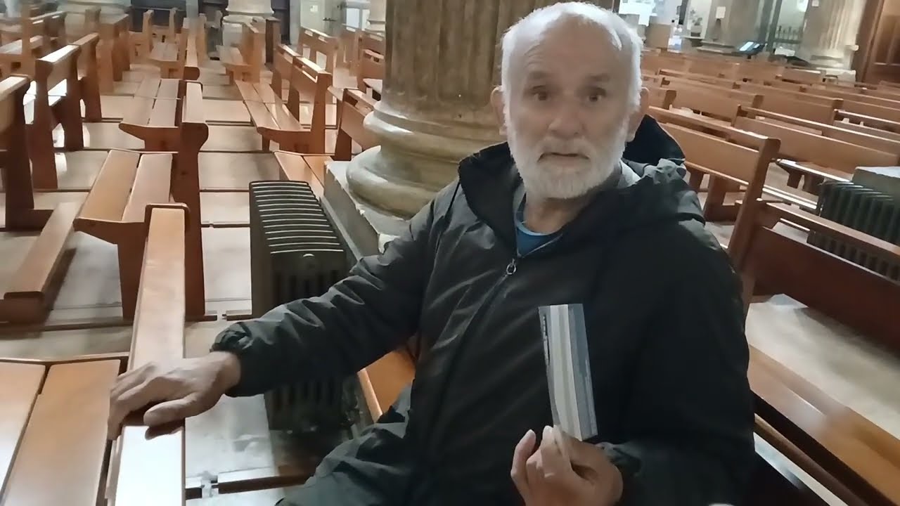 Un chrétien rentre dans une église catholique 