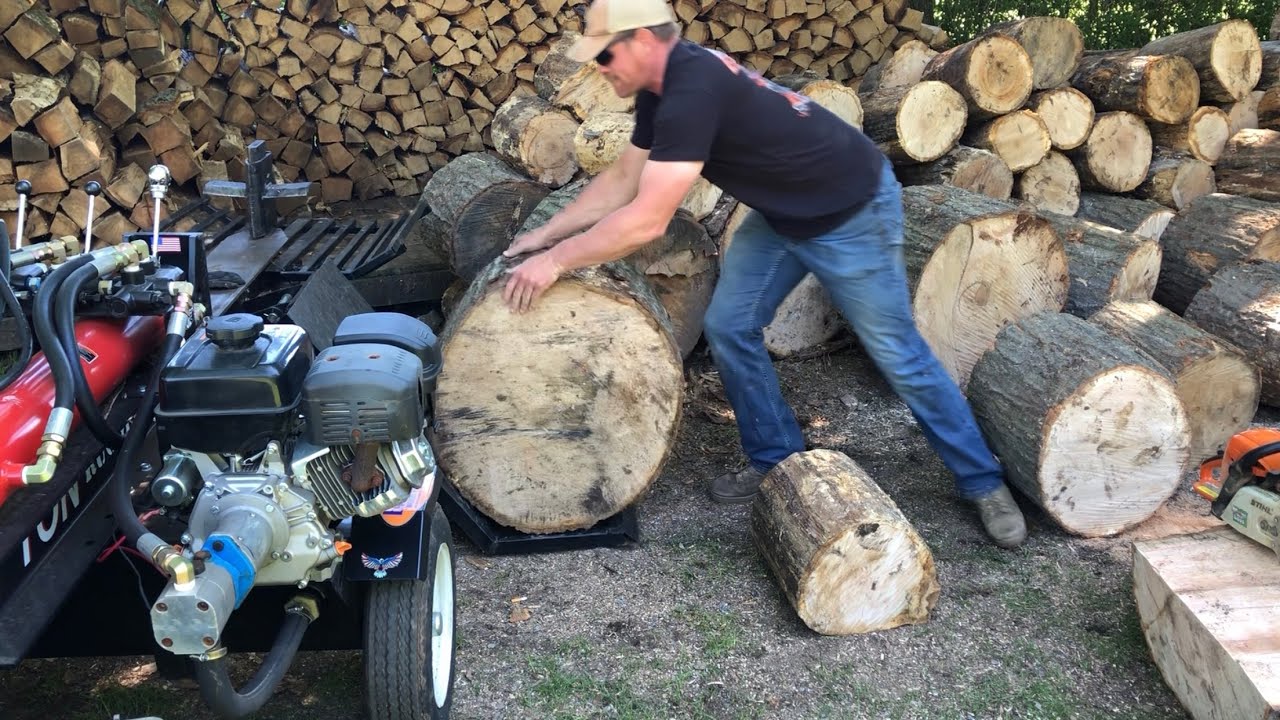 Splitting big oak on the Rugged Split 37 ton splitter