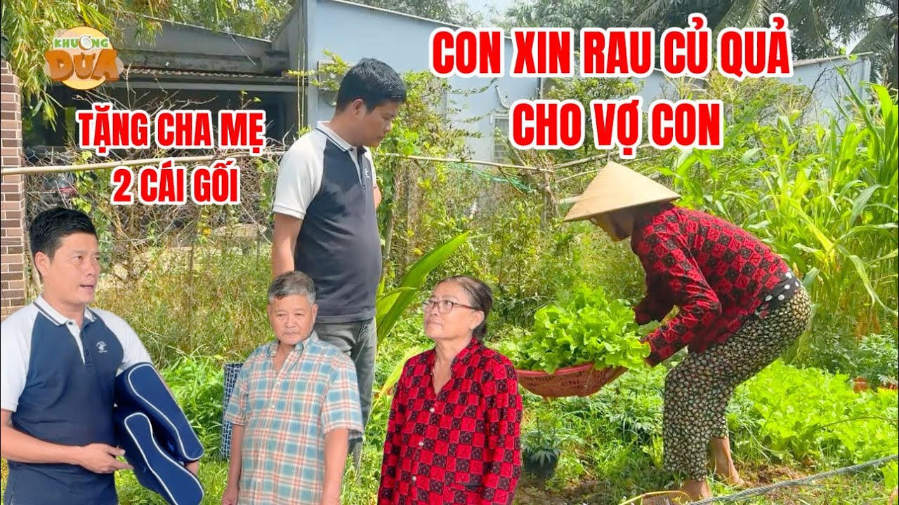 Khương Dừa tặng cho cha mẹ cái gối mà thu hoạch hết đồ vườn mang lên cho vợ con