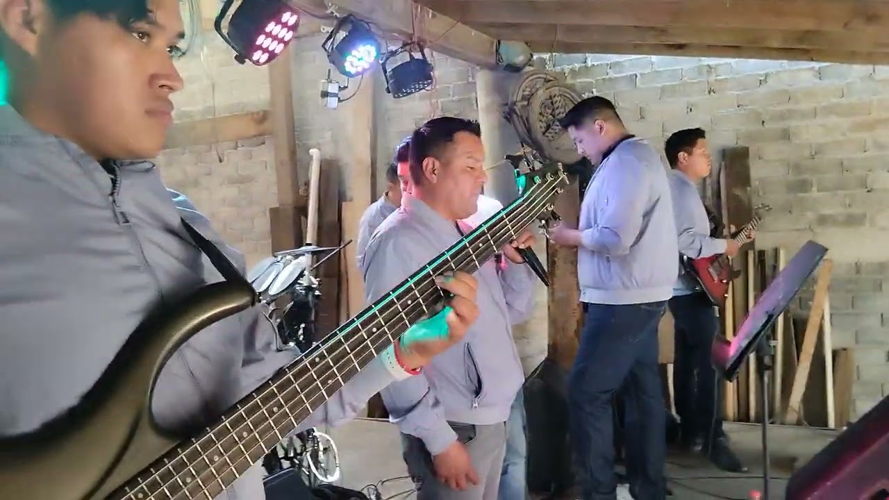 una fiesta en capacuaro Michoacán con el grupo ilusión purépecha tocando oro de bronco