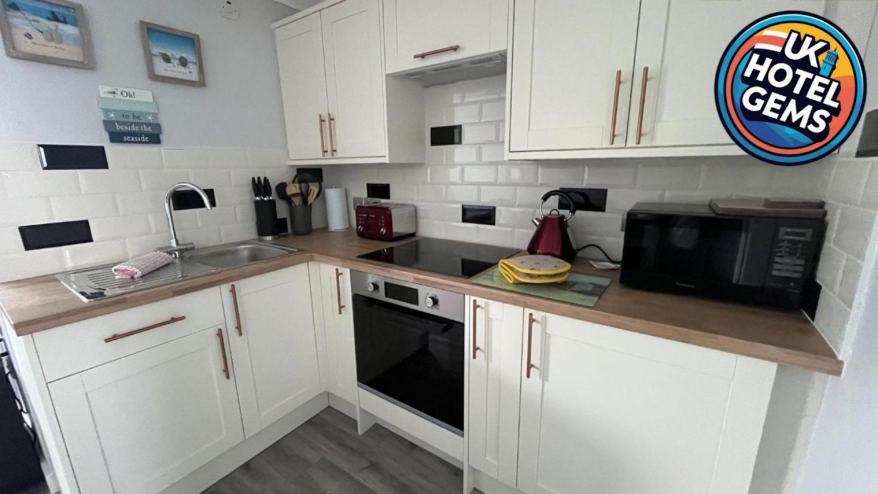 246, Belle Aire, Hemsby - Two bed recently renovated chalet, sleeps 5, free Wi-Fi, pet friendly, bed