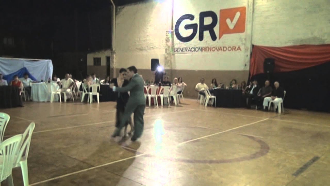 Jonathan Spitel & Betsabet Flores bailan 