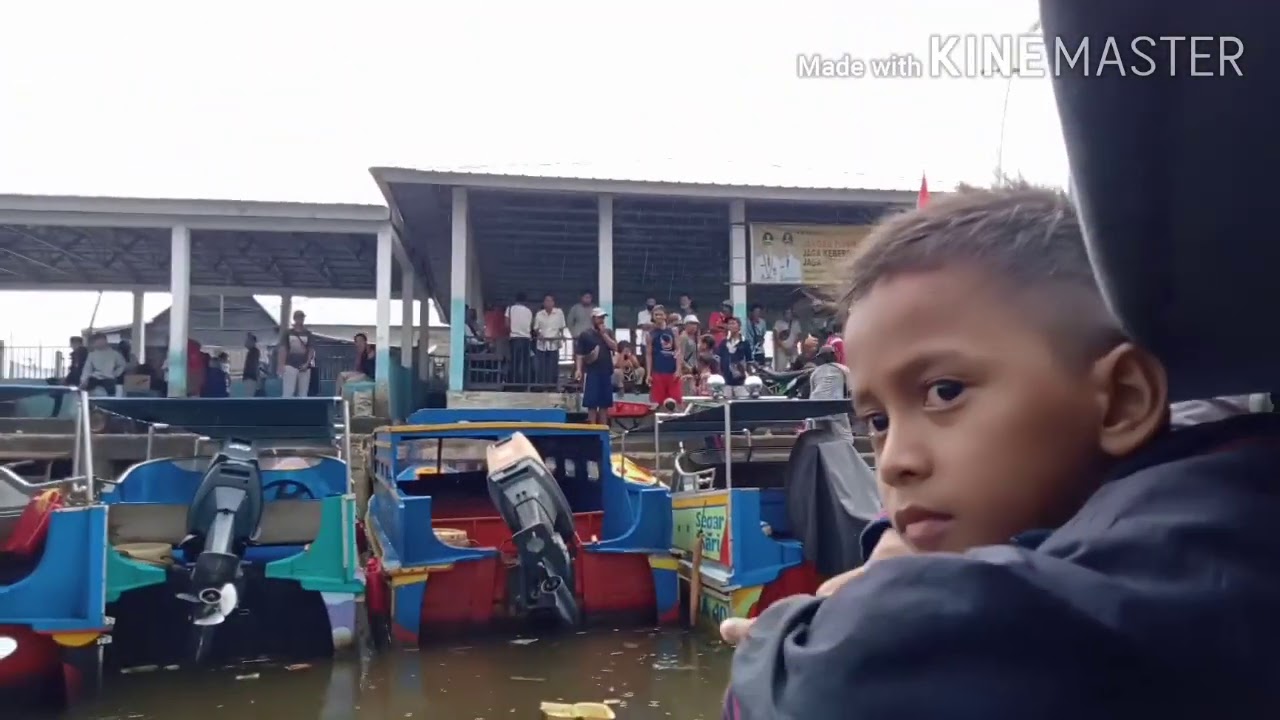 Kapal tercepat di desa kami sungai lumpur