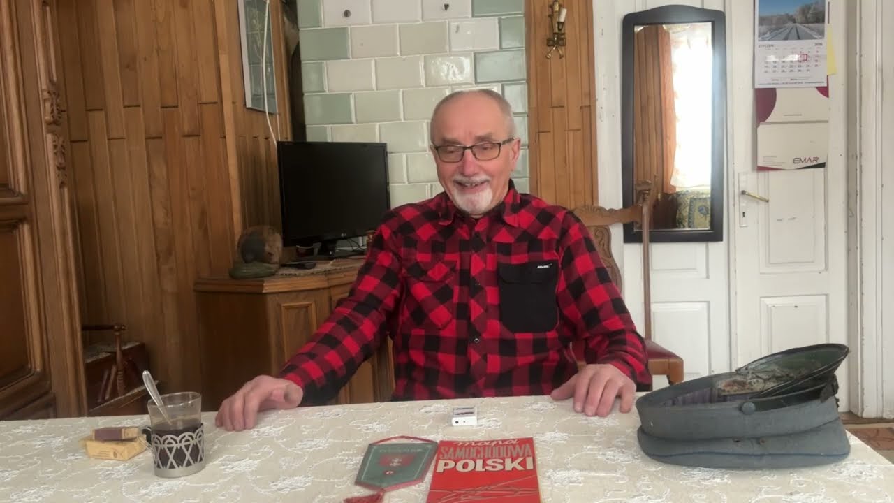 „Podróż za jeden uśmiech” o podróżach okazją w czasach PRL opowiada sołtys Zenek.