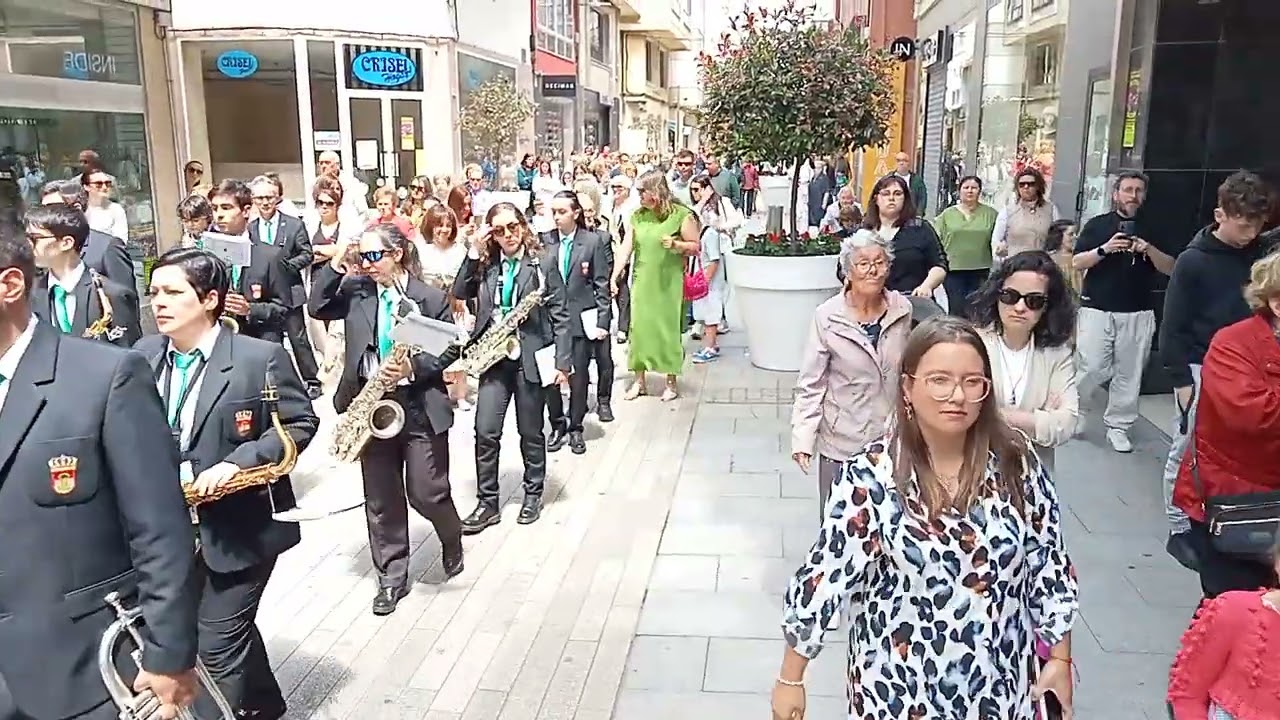 Procesión de las Hijas de María en Ribeira. Recorrido de regreso al templo de Santa Uxía.