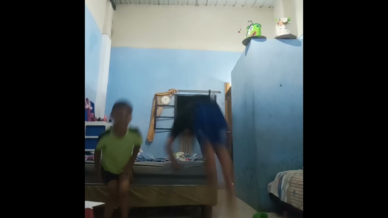Haciendo clavados en la cama (sale mal le pego a la hermana de alex