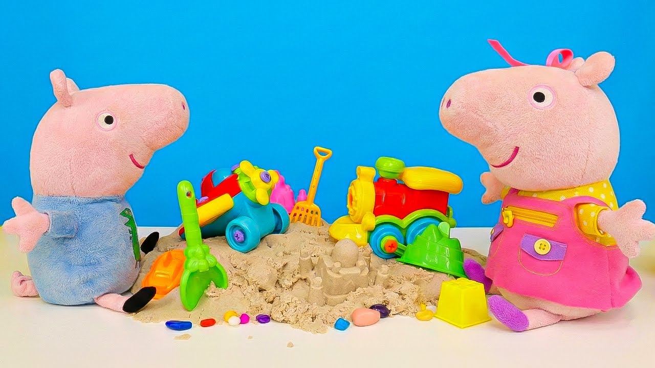 Peppa en peluche apprend à George à jouer. Jeux de construction, pêche et bac à sable pour enfants