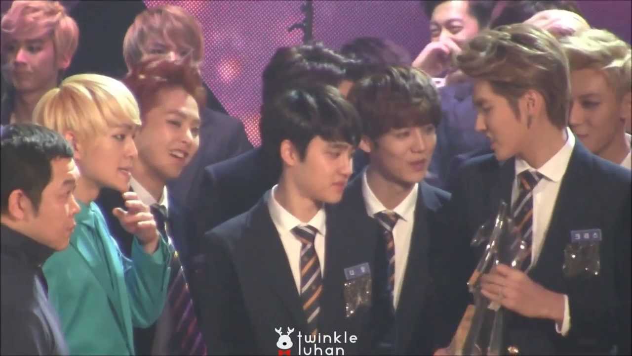 131227 KBS 가요대축제 상받고 기분 좋은 루한이 ♥