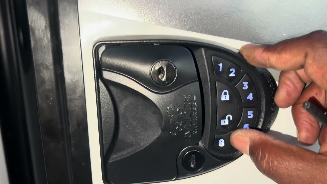 Как установить и запрограммировать бесключевой замок с клавиатурой RVLOCK V4