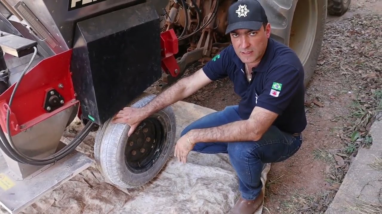 Adubadeira Fertinox MARISPAN 600-V2. Calibração de CALCÁRIO À LANÇO. Esteira acionada pela RODA.