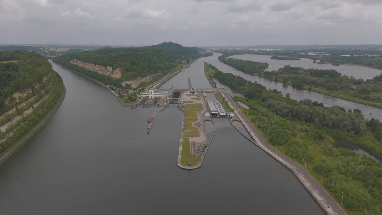 Albertkanaal: sluis en brug Ternaaien (Albert canal locks and bridge) #4k #drone #architecture