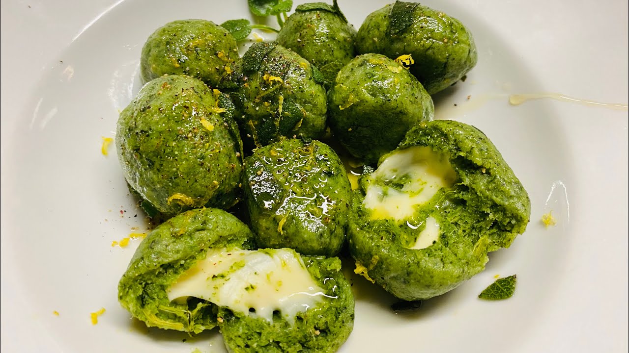 Gnocchi di cavolo nero e patate ripieni di formaggio con burro salvia miele scorza di limone e pepe
