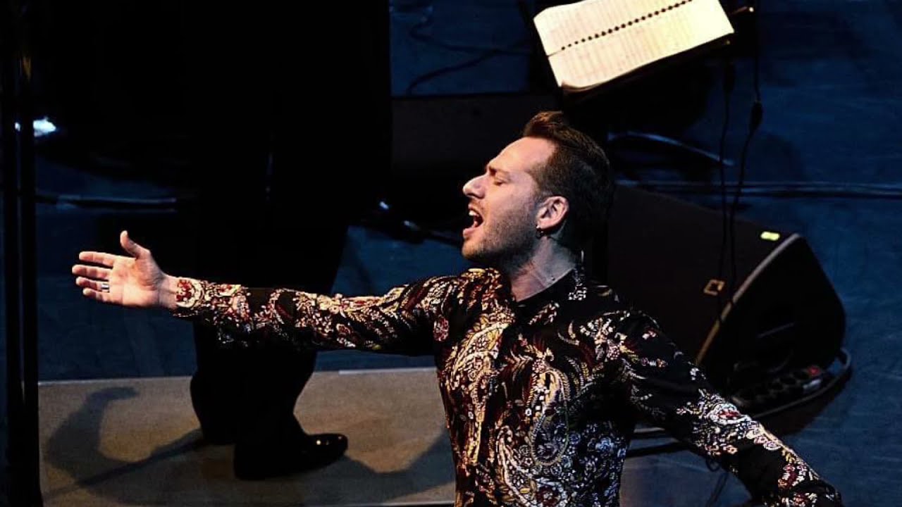Vincenzo Capezzuto sings 'Vurria ca foss'io ciaola' and 'Bischizzo a bella ballerina' LIVE 💯