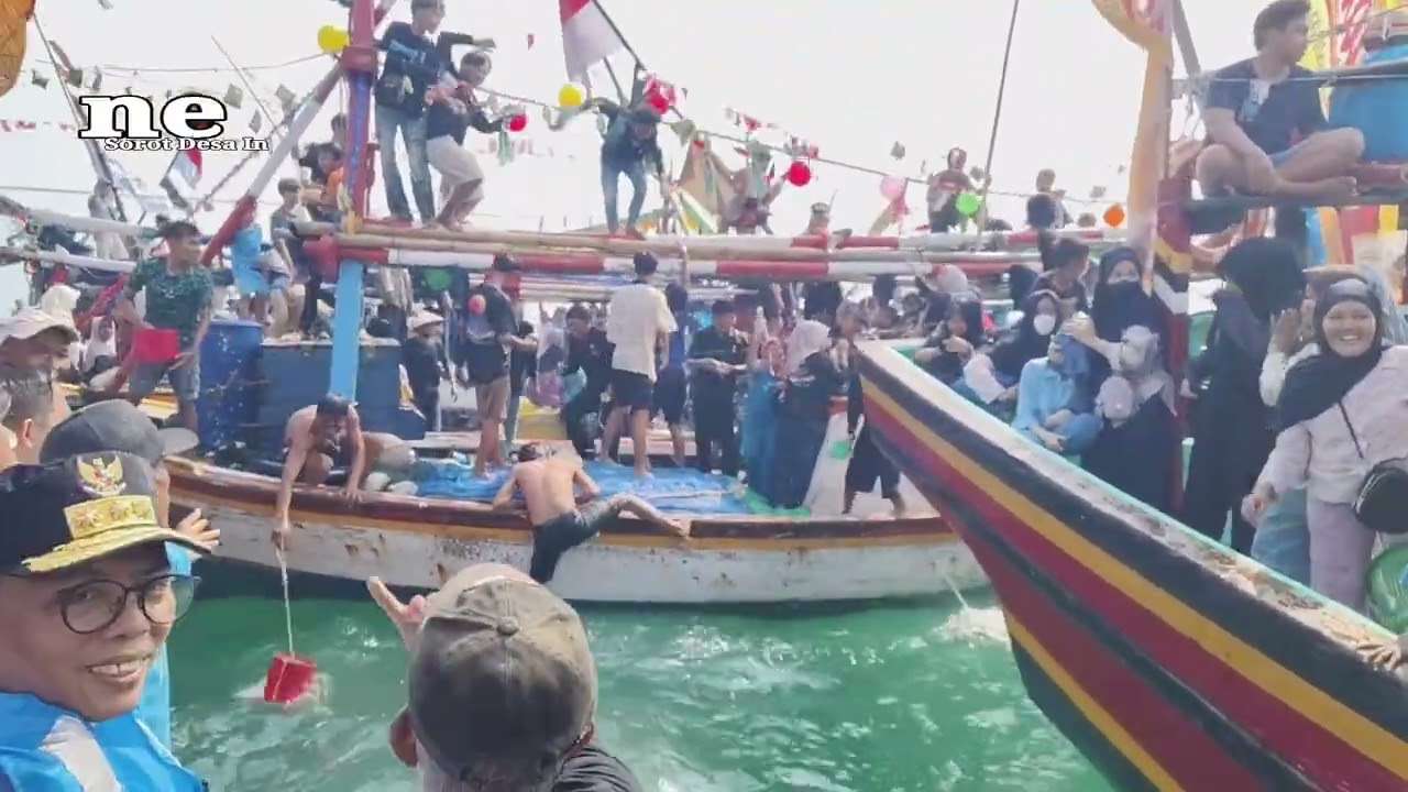 Prosesi Larung Sesaji Tasyakuran Laut Nelayan Carita Tahun 2025
