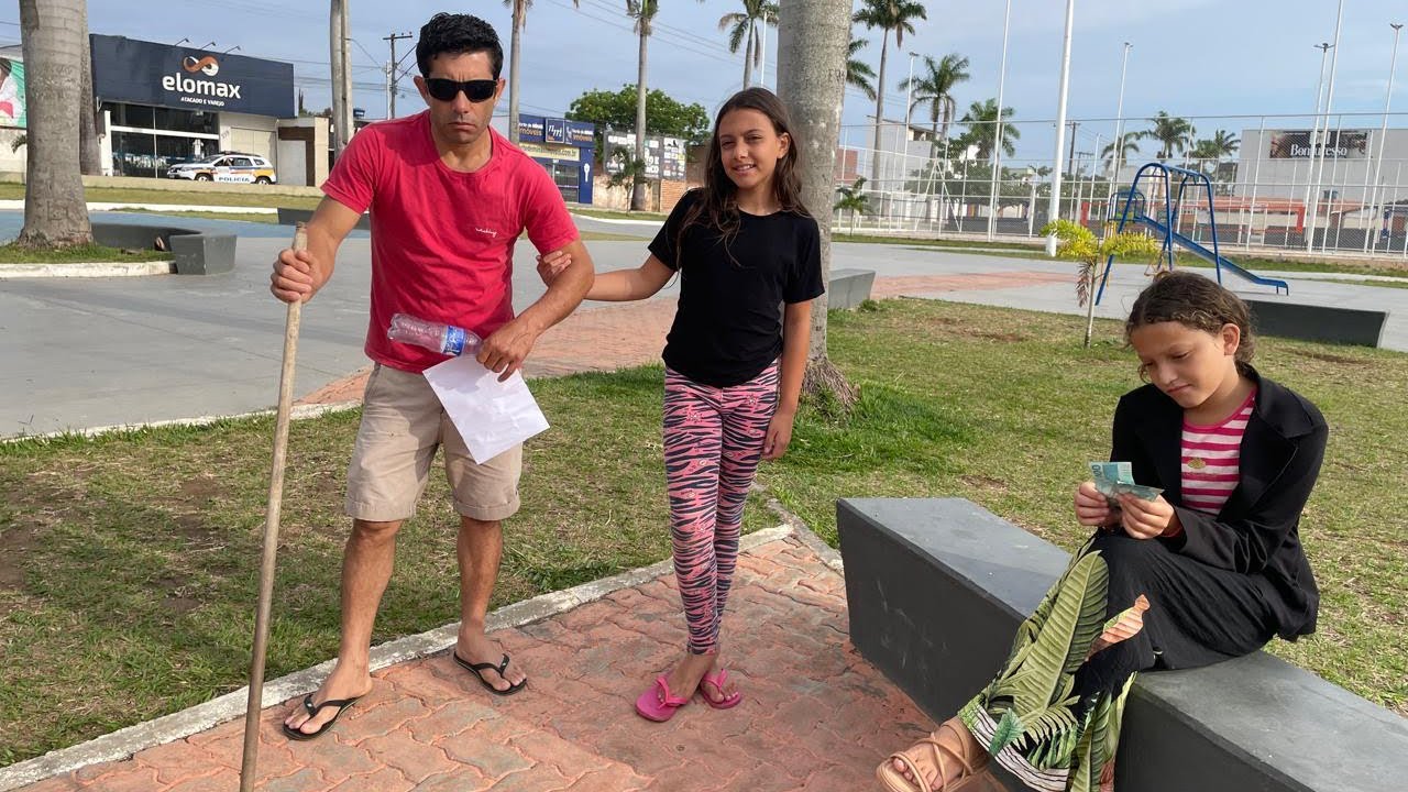 Milionário finge ser cego para testar meninas de rua… mas não esperava o que uma delas faria😱😨