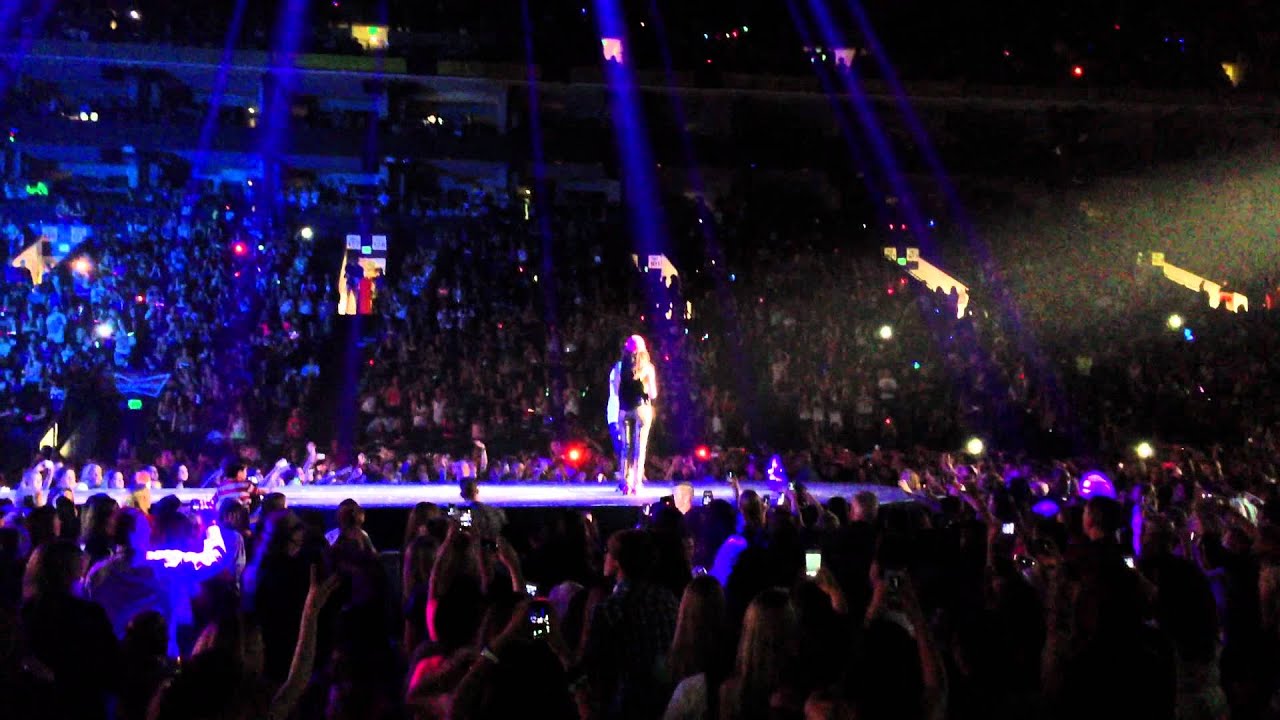 Justin Bieber - Beautiful ft. Carly Rae Jepsen (LIVE)