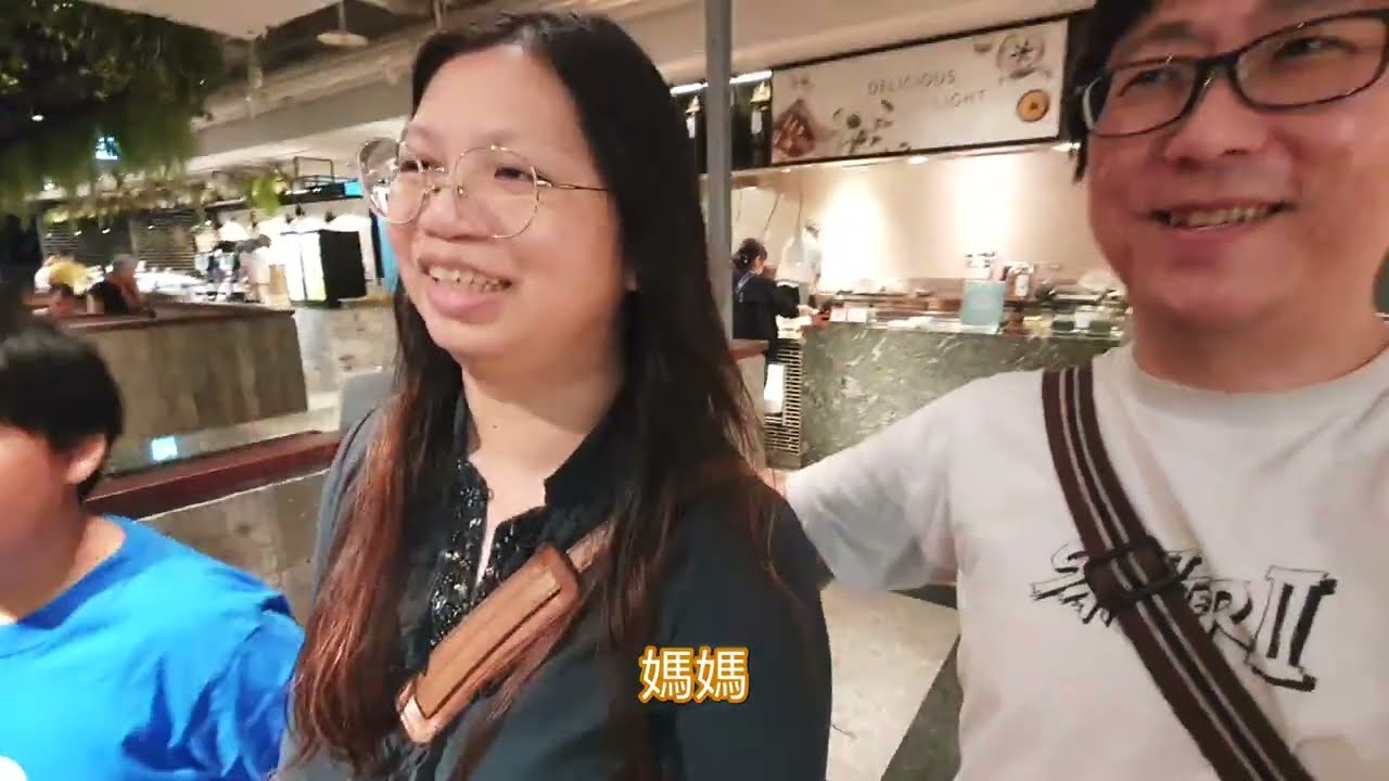 飽到不行..小心撞頭！弟弟哥哥與媽媽吃果然匯吃到飽慶祝母親節