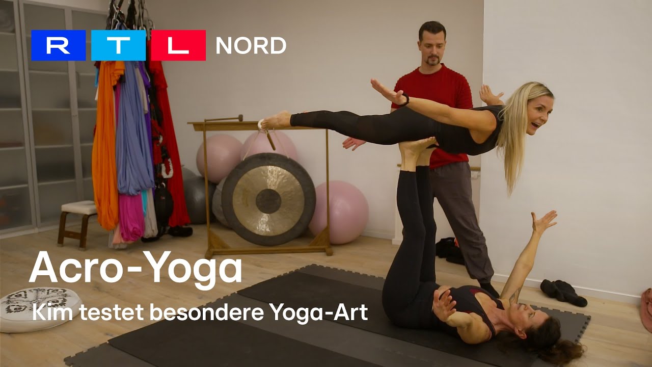 Kim beim Acro-Yoga: Hier braucht man viel Vertrauen