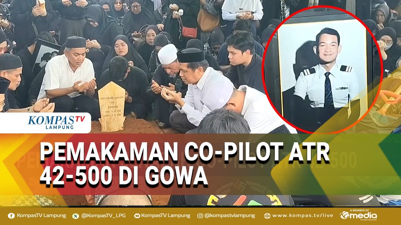 Suasana Haru Saat Pemakaman Co-Pilot ATR 42-500 di Gowa