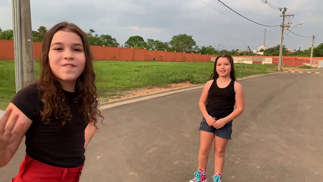ANDANDO DE PATINS E TÊNIS DE RODINHA