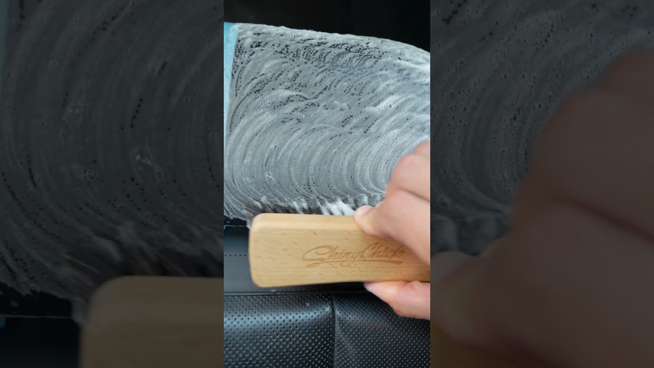 So geht Lederreinigung, von speckig wieder zu matt! #autopflege #carcare #autopflegeprodukte #car